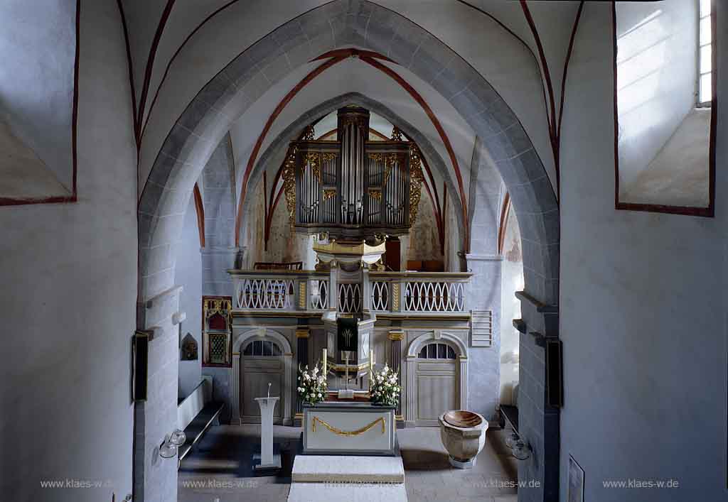 Mllenbach, Muellenbach, Marienheide, Oberbergischer Kreis, Bergisches Land, Regierungsbezirk Kln, Koeln, Blick in alte Wehrkirche mit Orgel und Altar