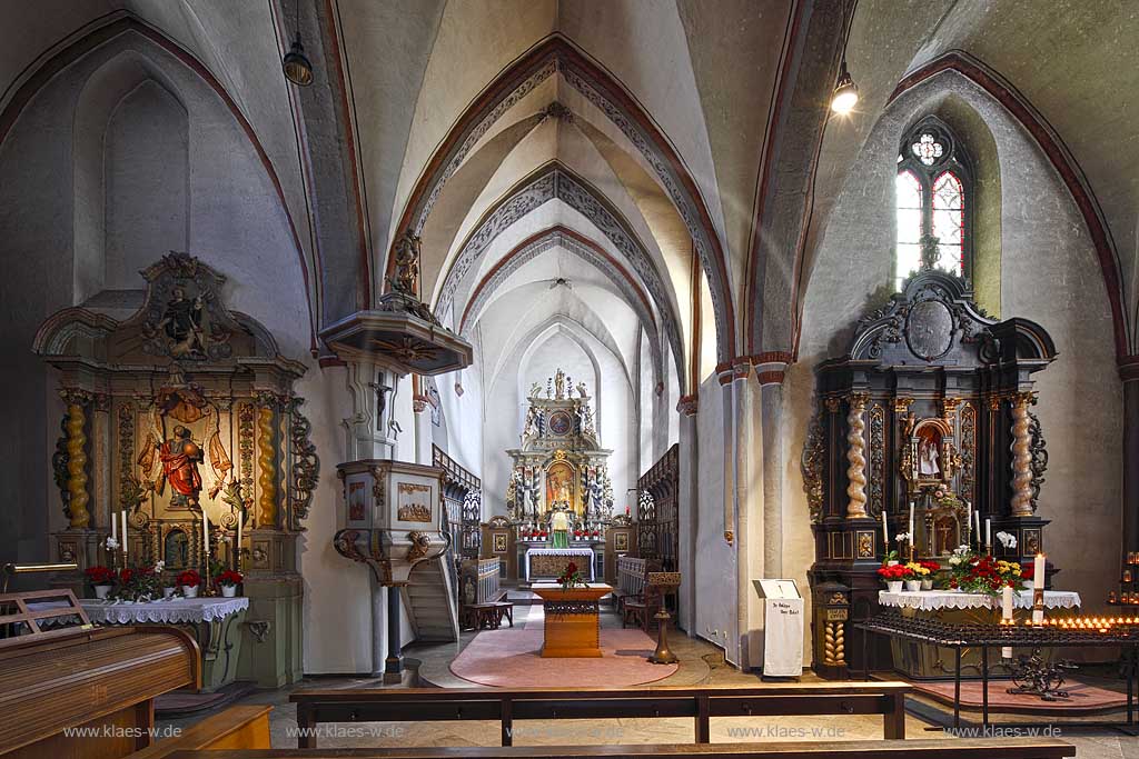 Marienheide die Wallfahtrskirche Sankt Mariae Heimsuchung, ehemalige Klosterkirche, ist eine dreischiffige gotische Hallenkirche mit derben Strebenpfeilern. Innenansicht mit Blick zum Hochaltar und Seitenaltaeren in schweren Barockformen und Chorgestuehl; Marienheide pilgrimage church gothic hall church interior view with highaltar in baroque style