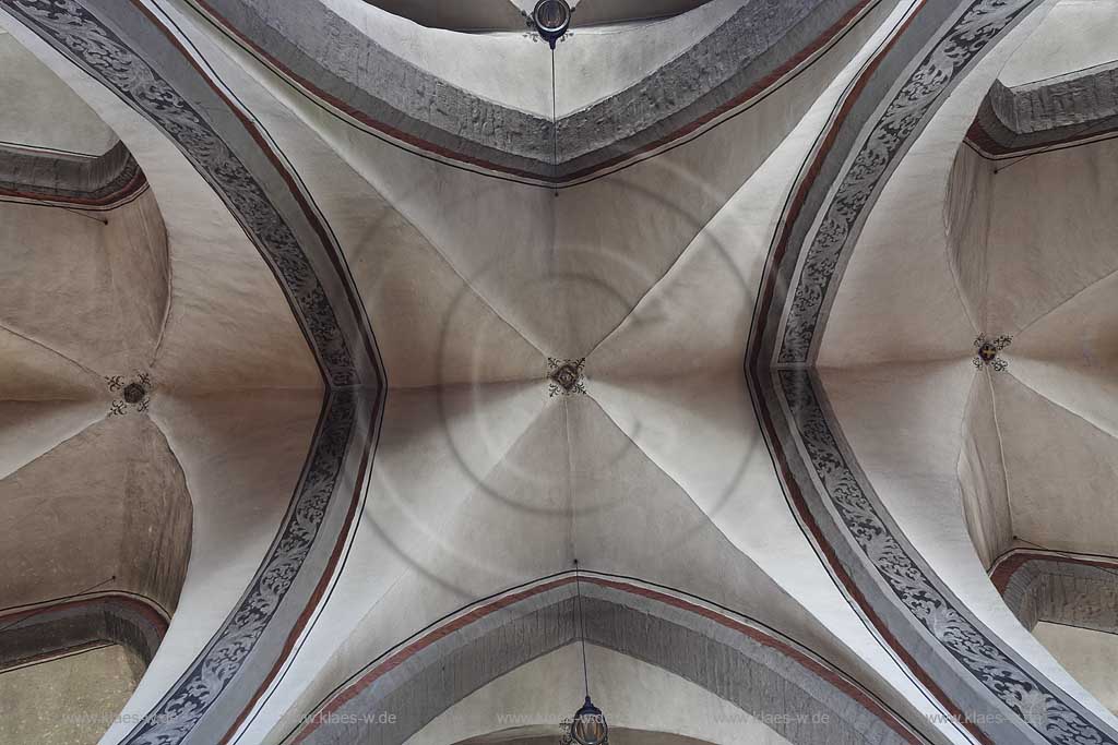 Marienheide die Wallfahtrskirche Sankt Mariae Heimsuchung, ehemalige Klosterkirche, ist eine dreischiffige gotische Hallenkirche mit derben Strebenpfeilern. Innenansicht mit Blick zum Hochaltar und Seitenaltaeren in schweren Barockformen und Chorgestuehl; Marienheide pilgrimage church gothic hall church interior view with highaltar in baroque style