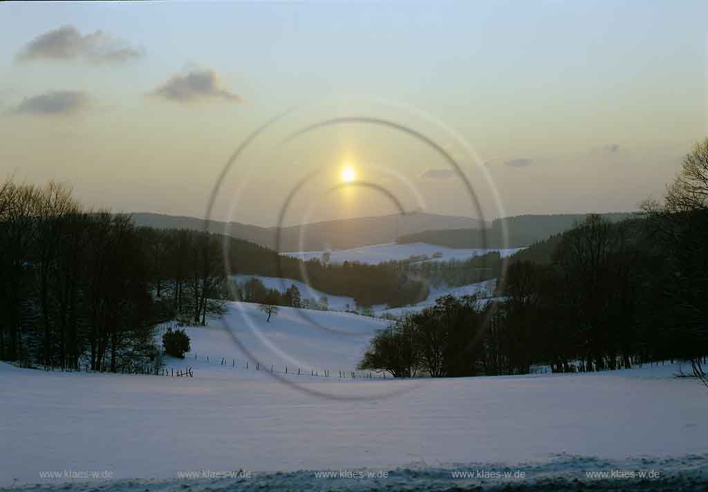 Stuelinghausen, Stlinghausen, Marienheide, Oberbergischer Kreis, Bergisches Land, Regierungsbezirk Kln, Koeln, Blick auf Winterlandschaft, Schneelandschaft bei Sonnenuntergang