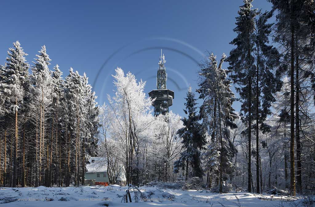 Marienheide Unnenberg der Aussichtsturm im Winter, verschneit mit Raureif; Look aut at Marienheide Unnenberg in snow covered landscape