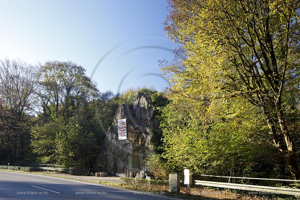 Mettman Neandertal der Rabenstein Felsen mit Gedenktafel zur Endeckung des Neandertal Menschen durch Professor Dr. C. Fuhlrott; Mettman Neandertal valley with Rock named Rabenstein with a commemorative plaque of founding Neanderthaler human in the valley