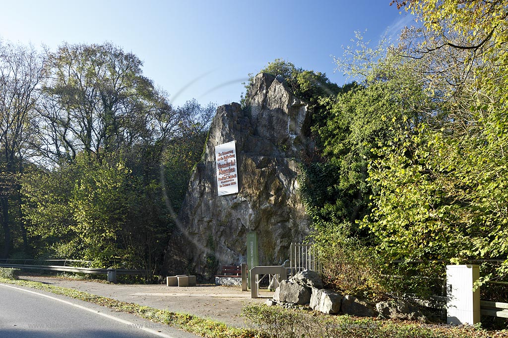 Mettman Neandertal der Rabenstein Felsen mit Gedenktafel zur Endeckung des Neandertal Menschen durch Professor Dr. C. Fuhlrott; Mettman Neandertal valley with Rock named Rabenstein with a commemorative plaque of founding Neanderthaler human in the valley