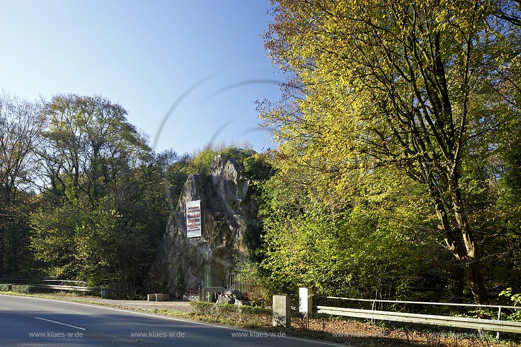 Mettman Neandertal der Rabenstein Felsen mit Gedenktafel zur Endeckung des Neandertal Menschen durch Professor Dr. C. Fuhlrott; Mettman Neandertal valley with Rock named Rabenstein with a commemorative plaque of founding Neanderthaler human in the valley