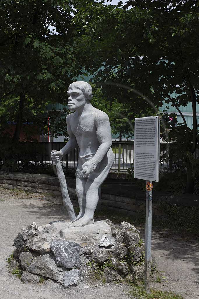 Mettman Neandertal Steinfigur eines von Franz Moch im Jahre 1928 gestalteten Neanderthalers ohne Anspruch auf Wissenschaftlichkeit die der Phantasie des Kuenstlers entsprang; Neantertahl wich was made by a local sculptor araound 1928. While laying no claim to a scientifically accurate portrayal, it has become part of the area's heritage and local history