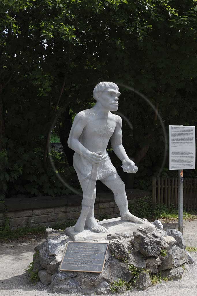Mettman Neandertal Steinfigur eines von Franz Moch im Jahre 1928 gestalteten Neanderthalers ohne Anspruch auf Wissenschaftlichkeit die der Phantasie des Kuenstlers entsprang; Neantertahl wich was made by a local sculptor araound 1928. While laying no claim to a scientifically accurate portrayal, it has become part of the area's heritage and local history