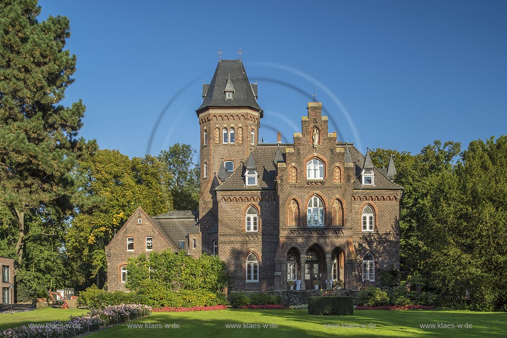 Monheim am Rhein, Marienburg, ein als Landhaus errichtetes in Privatbesitz befindliches Backsteingebaeude mit im Stil eines Englischen Gartens angelegten Park, der sich im Besitz der Stadt Monheim am Rhein befindet. Marienburg und Park stehen unter Denkmalschutz.