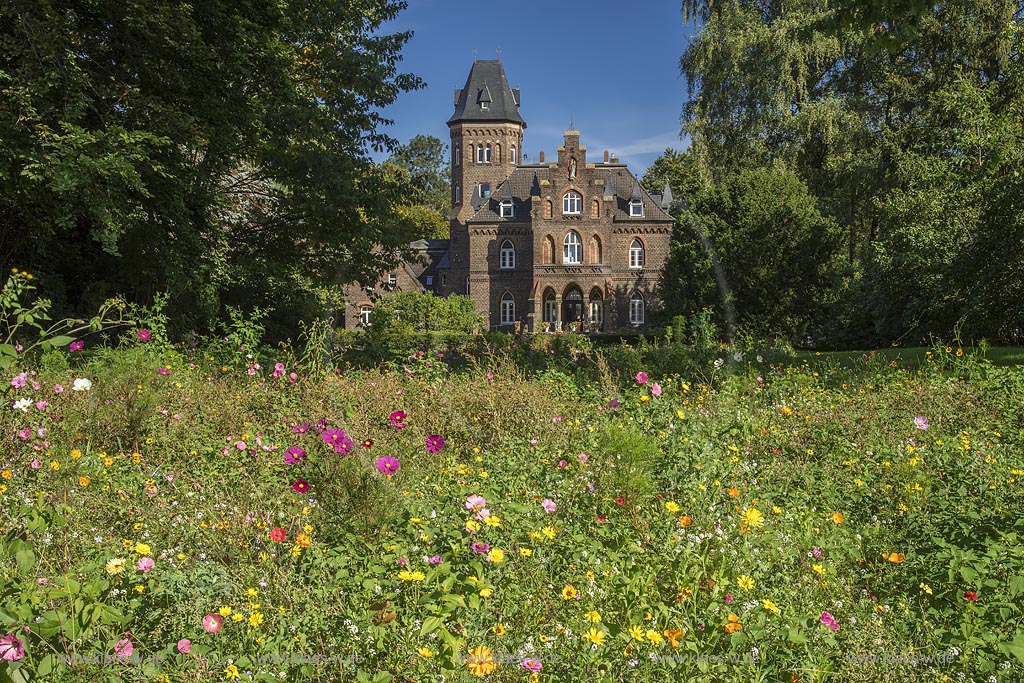 Monheim am Rhein, Marienburg, ein als Landhaus errichtetes in Privatbesitz befindliches Backsteingebaeude mit dem im Stil eines Englischen Gartens angelegten Park, der sich im Besitz der Stadt Monheim am Rhein befindet. Marienburg und Park stehen unter Denkmalschutz.