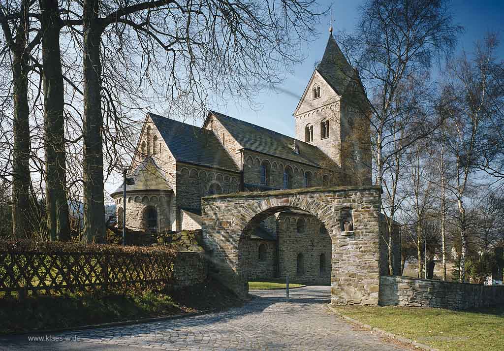 Morsbach, Oberbergischer Kreis, Bergisches Land, Regierungsbezirk Kln, Blick auf Romanische Emporenbasilika St. Gertrud, Pfeilerbasilika