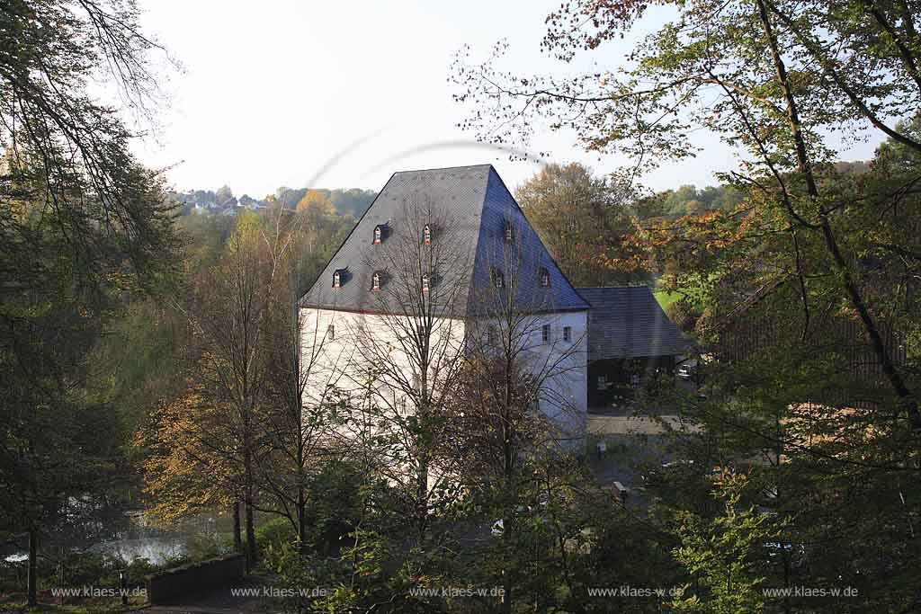 Much, Rhein-Sieg-Kreis, Blick auf Burg Overbach, Wasserburg, in Herbstlandschaft