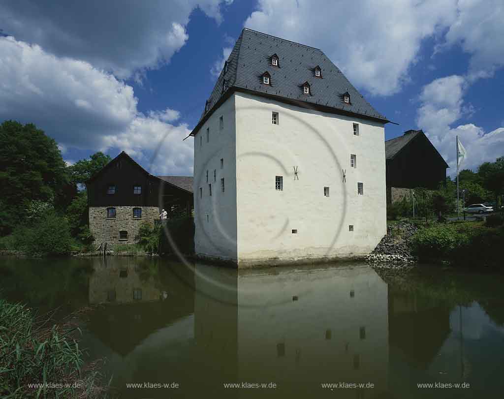 Much, Rhein-Sieg-Kreis, Blick auf Burg, Wasserburg Overbach mit Burgteich