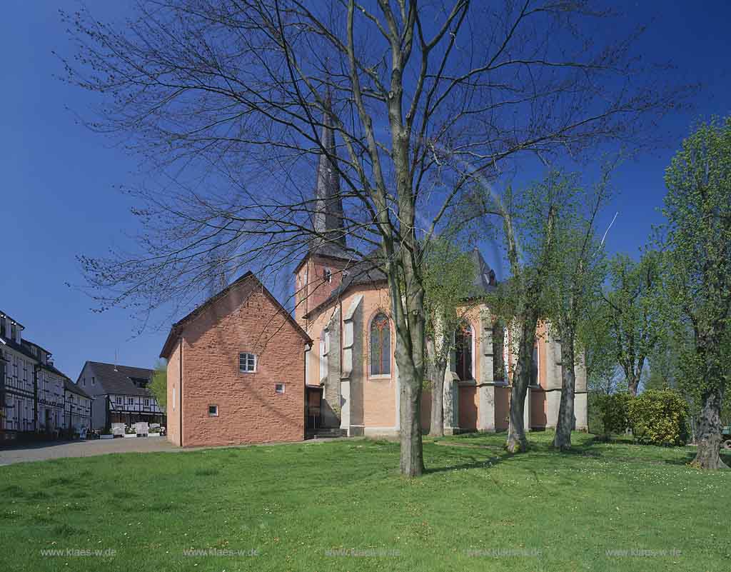 Much, Rhein-Sieg-Kreis, Blick auf Pfarrkirche St. Martinus mit Kirchplatz