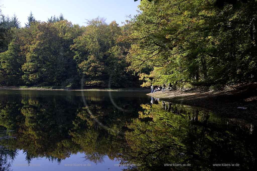 Neye, Neyetalsperre, Wipperfrth, Wipperfuerth, Oberbergischer Kreis, Bergisches Land, Regierungsbezirk Kln, Blick auf Talsperre und Landschaft mit Menschen am Ufer  