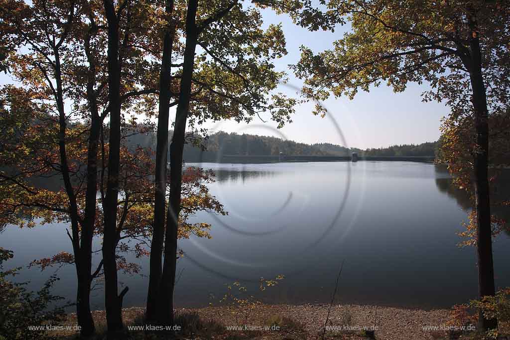 Neye, Neyetalsperre, Wipperfrth, Wipperfuerth, Oberbergischer Kreis, Bergisches Land, Regierungsbezirk Kln, Blick auf Talsperre und Landschaft in Herbststimmung  