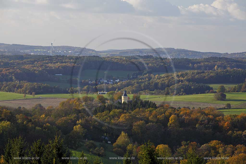 Nuembrecht, Blick vom Aussichtsturm ueber das Homburger Laendchen mit Schloss Homburg, Herbstlandschaft; Nuembrecht view from the look-out over Homburger landscapewith castle Homburg