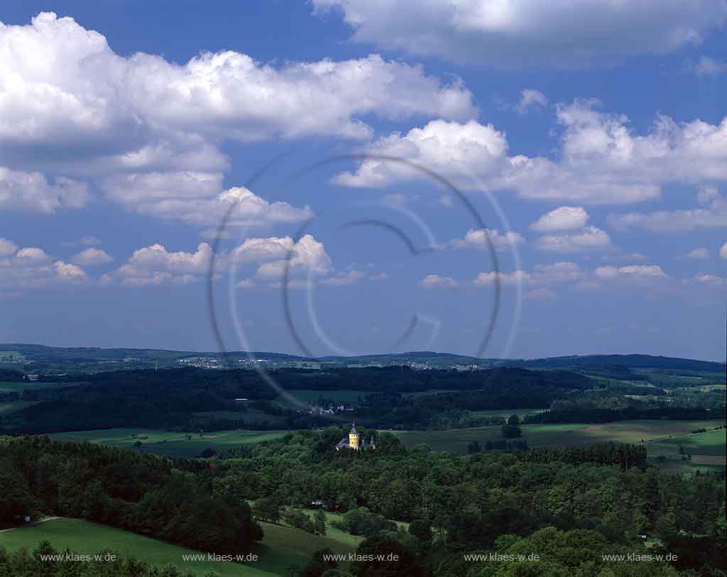 Nmbrecht, Nuembrecht, Oberbergischer Kreis, Bergisches Land, Regierungsbezirk Kln, Blick, Panoramablick vom Aussichtsturm auf Hhenburg, Hoehenburg Schloss Homgerg und Landschaft   