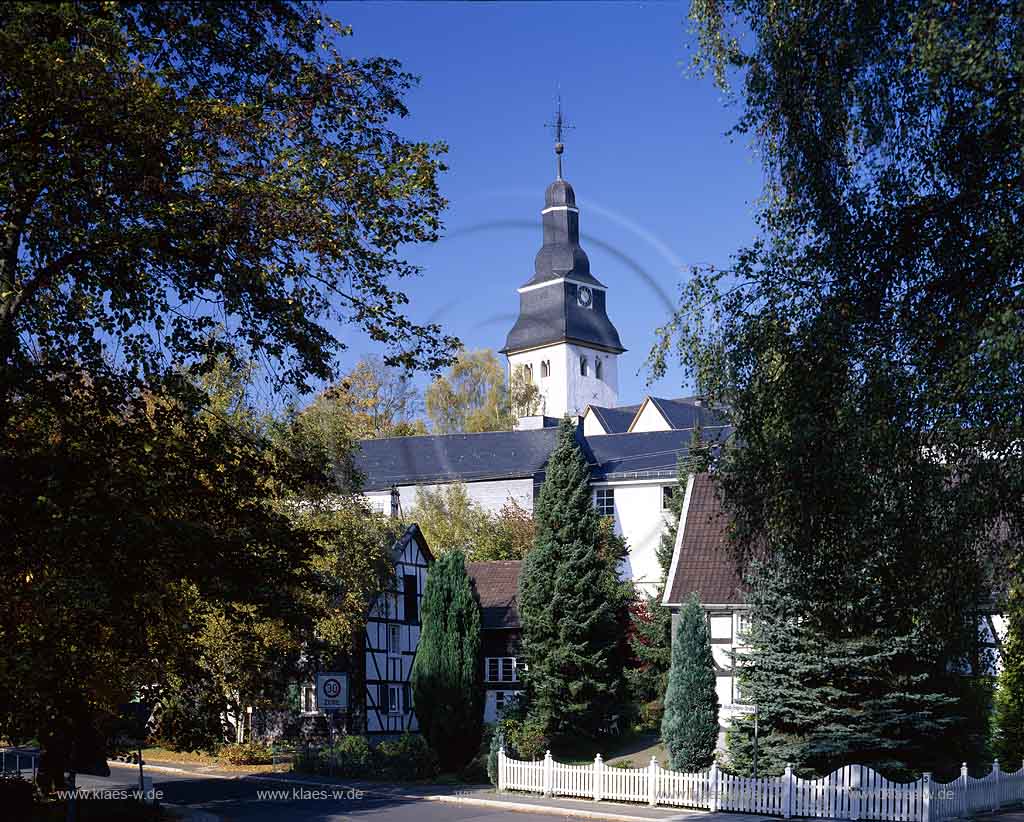 Nmbrecht, Nuembrecht, Oberbergischer Kreis, Bergisches Land, Regierungsbezirk Kln, Blick zur Pfarrkirche mit Ort   