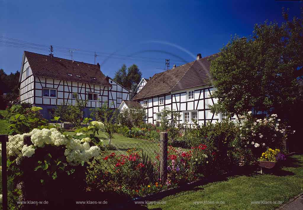 Bruch, Nmbrecht, Nuembrecht, Oberbergischer Kreis, Bergisches Land, Regierungsbezirk Kln, Blick auf Fachwerkwinkel, Fachwerkhauser, Fachwerkhuser mit Garten, Blumengarten im Sommer   