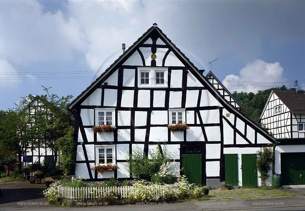 Bruch, Nmbrecht, Nuembrecht, Oberbergischer Kreis, Bergisches Land, Regierungsbezirk Kln, Blick auf Fachwerkhaeuser, Fachwerkhuser im Sommer 