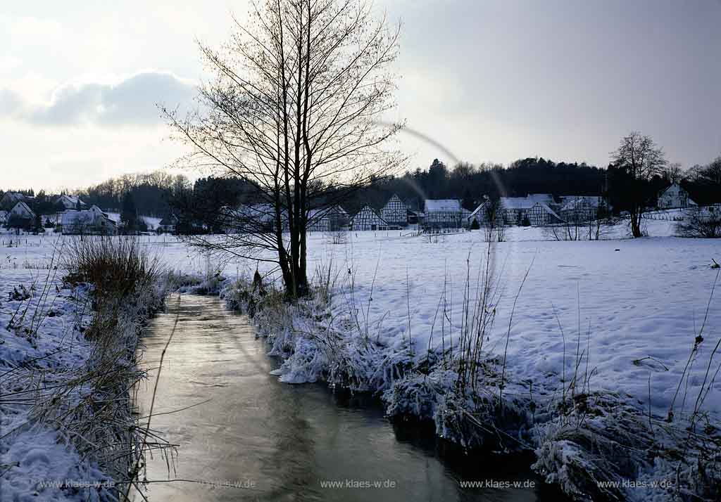 Bruch, Nmbrecht, Nuembrecht, Oberbergischer Kreis, Bergisches Land, Regierungsbezirk Kln, Blick auf Winterlandschaft, Schneelandschaft mit Bach und Fachwerkhaeusern, Fachwerkhusern   