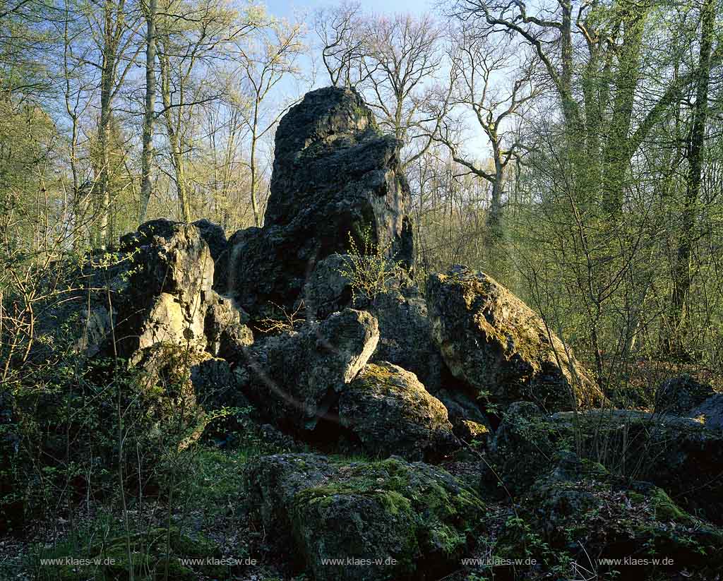 Nmbrecht, Nuembrecht, Oberbergischer Kreis, Bergisches Land, Regierungsbezirk Kln, Blick auf dicke Steine, Felsen bei Schloss Homburg in Waldlandschaft