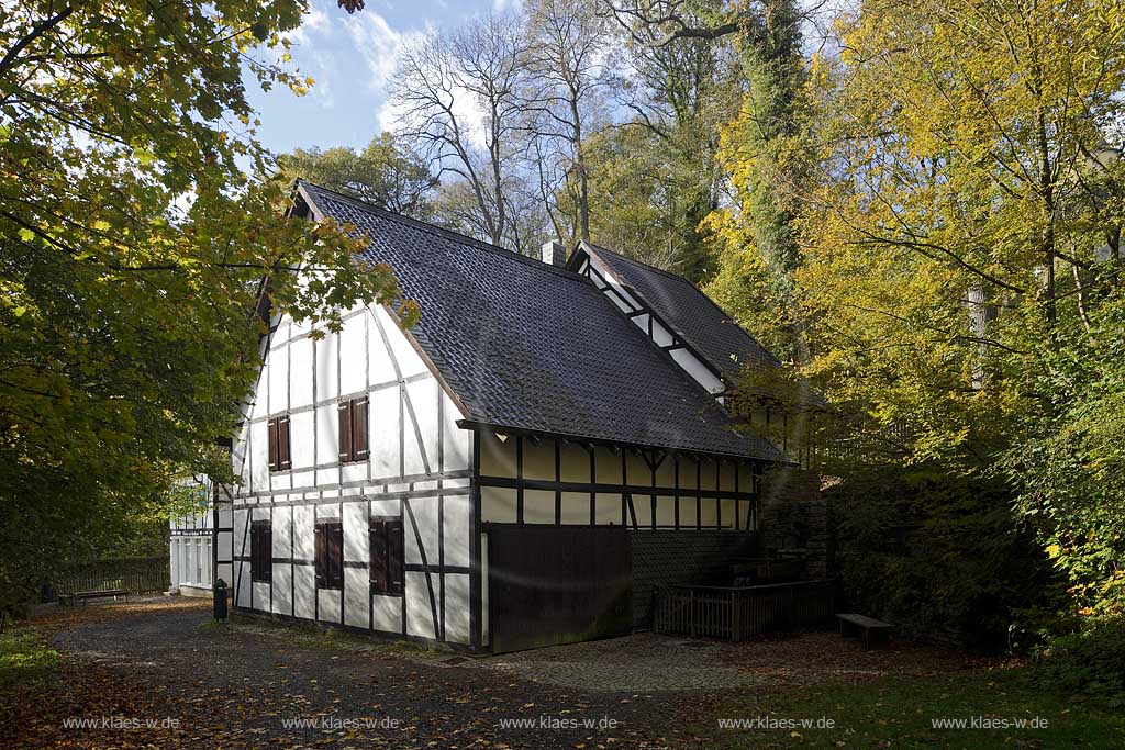Nuembrecht, Museumskotten am Schloss Homburg in Herbststimmung; Nuembrecht framework mill museum at castle Homburg in autumn