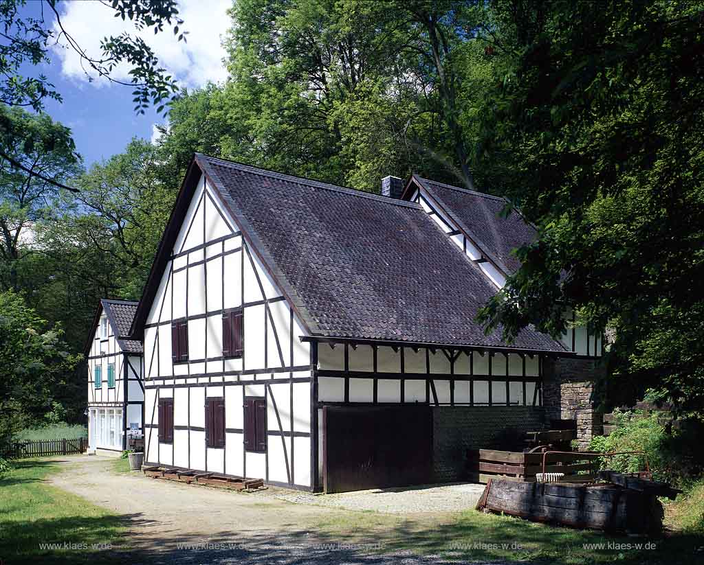 Nmbrecht, Nuembrecht, Oberbergischer Kreis, Bergisches Land, Regierungsbezirk Kln, Blick auf Fachwerkkotten, Fachwerkhaus in Sommerlandschaft    