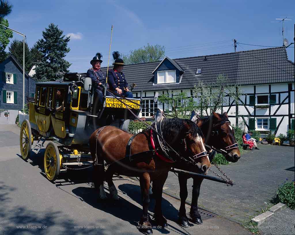 Huppichteroth, Gpringhausen, Nmbrecht, Nuembrecht, Oberbergischer Kreis, Bergisches Land, Regierungsbezirk Kln, Blick auf historische Oberbergische Postkutsche mit Pferden im Frhling, Fruehling    