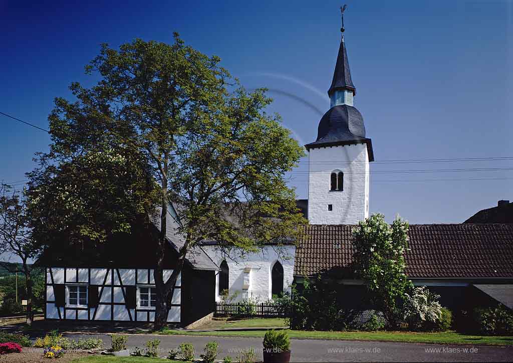 Marienberghausen, Nmbrecht, Nuembrecht, Oberbergischer Kreis, Bergisches Land, Regierungsbezirk Kln, Blick auf Pfarrkirche, Bonte Kerke und Pfarrhaus   