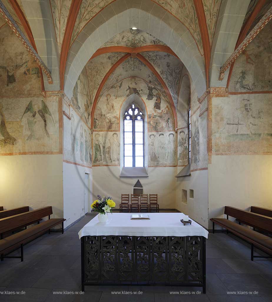 Nuembrecht Marienberghausen romanische Dorfkirche Innenansicht mit spaetgotischen Wandmalereien und Altar; Nuembrecht Marienberghausen romanic village church with late gothic mural paintings