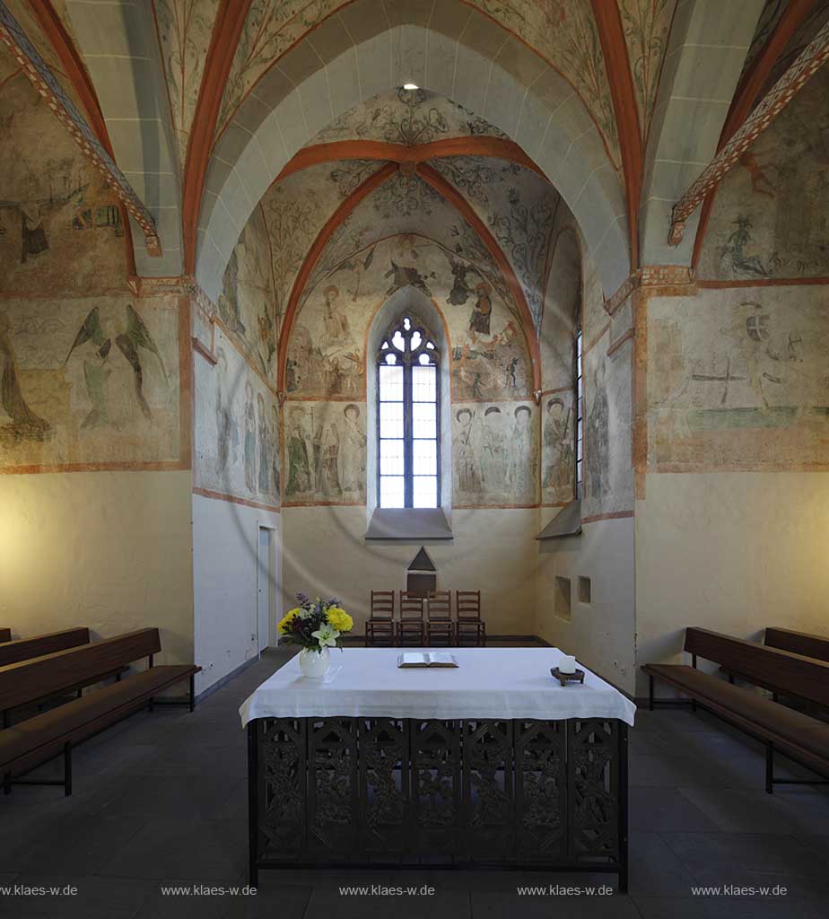 Nuembrecht Marienberghausen romanische Dorfkirche Innenansicht mit spaetgotischen Wandmalereien und Altar; Nuembrecht Marienberghausen romanic village church with late gothic mural paintings