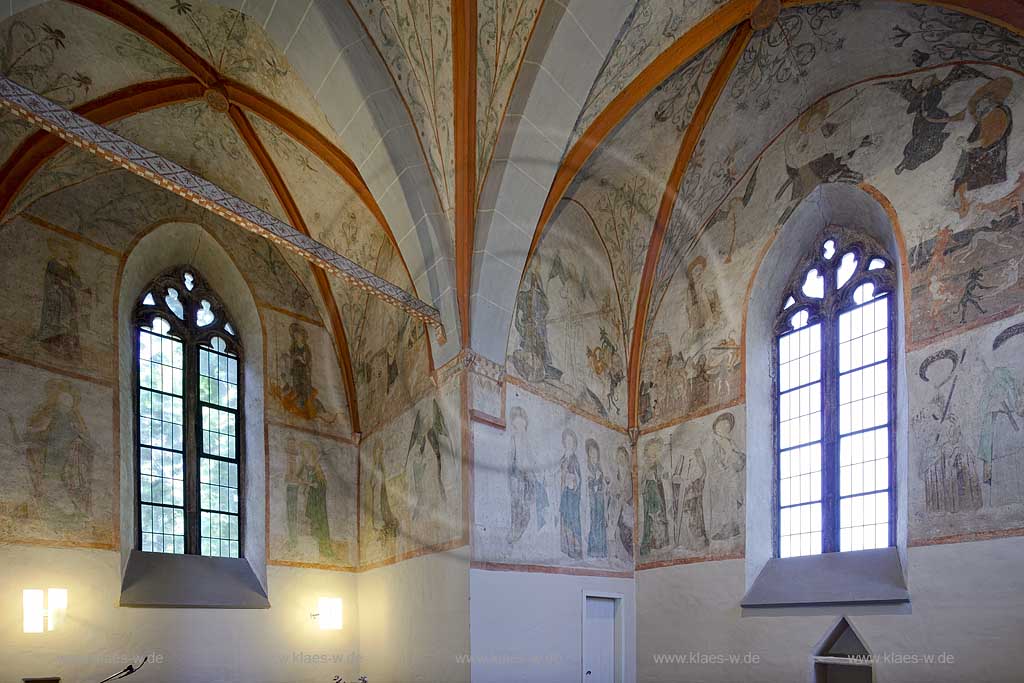 Nuembrecht Marienberghausen romanische Dorfkirche Innenansicht mit spaetgotischen Wandmalereien; Nuembrecht Marienberghausen romanic village church with late gothic mural paintings