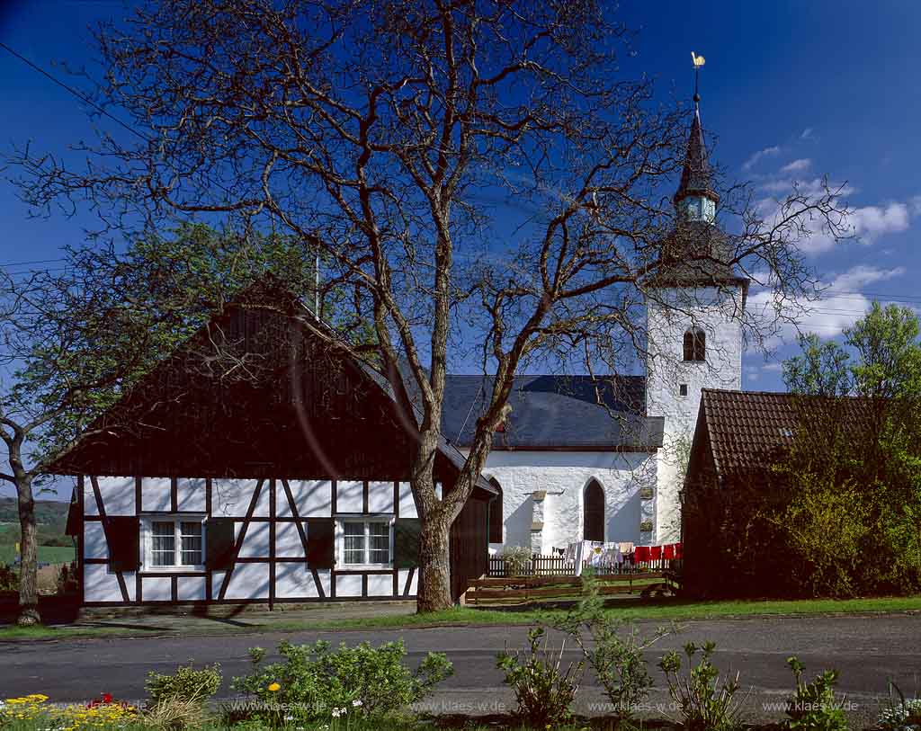 Marienberghausen, Nmbrecht, Nuembrecht, Oberbergischer Kreis, Bergisches Land, Regierungsbezirk Kln, Blick auf Pfarrkirche, Bonte Kerke und Pfarrhaus