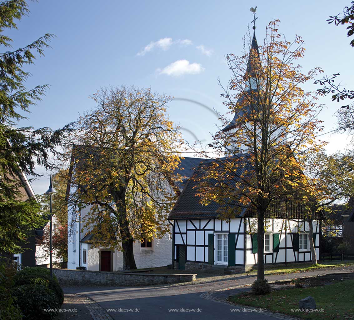 Nuembrecht Marienberghausen, Fachwerkhaus und bunte Kerk, eine der fuenf oberbergischen bunten Kirchen, bekannt wegen ihrer Wandmalereien; Nuembrecht Marienberghausen, framework house evangelic parish chuch