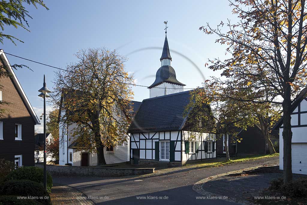 Nuembrecht Marienberghausen, Fachwerkhaus und bunte Kerk, eine der fuenf oberbergischen bunten Kirchen, bekannt wegen ihrer Wandmalereien; Nuembrecht Marienberghausen, framework house evangelic parish chuch