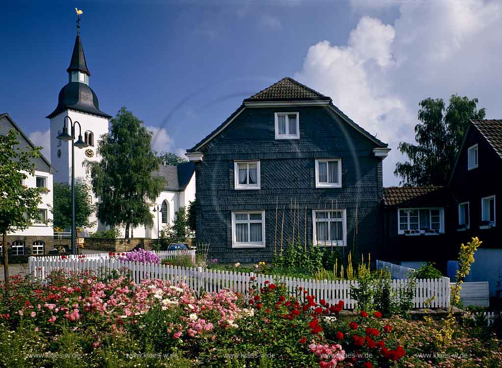 Marienberghausen, Nmbrecht, Nuembrecht, Oberbergischer Kreis, Bergisches Land, Regierungsbezirk Kln, Blick auf Kirchplatz, Kirche, Schieferhaus und Blumengarten