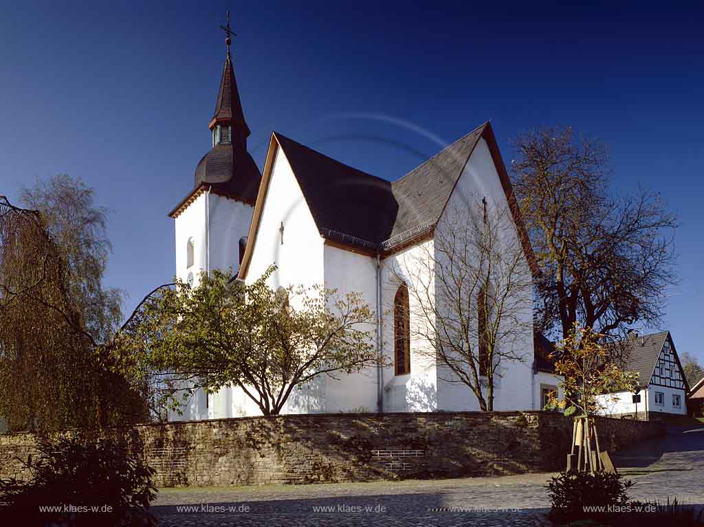 Marienberghausen, Nmbrecht, Nuembrecht, Oberbergischer Kreis, Bergisches Land, Regierungsbezirk Kln, Blick auf Pfarrkirche in Herbststimmung   