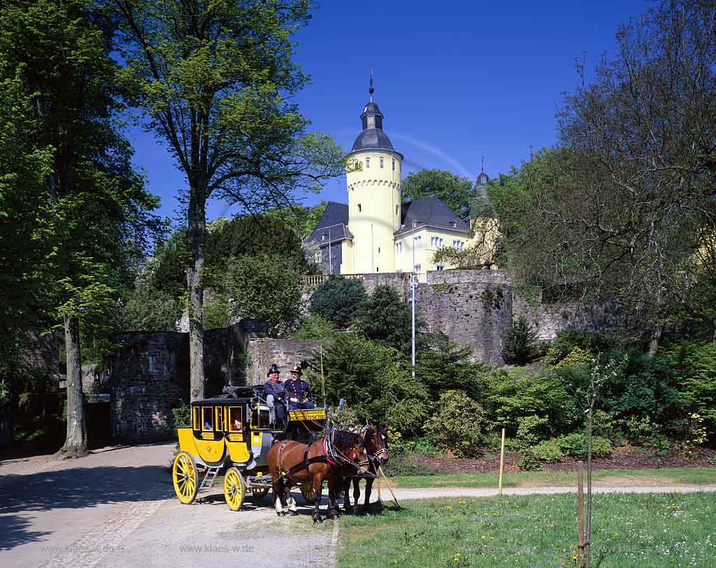 Nmbrecht, Nuembrecht, Oberbergischer Kreis, Bergisches Land, Regierungsbezirk Kln, Blick auf Historische Oberbergische Postkutsche mit Pferden und Passagieren, Schloss Homburg