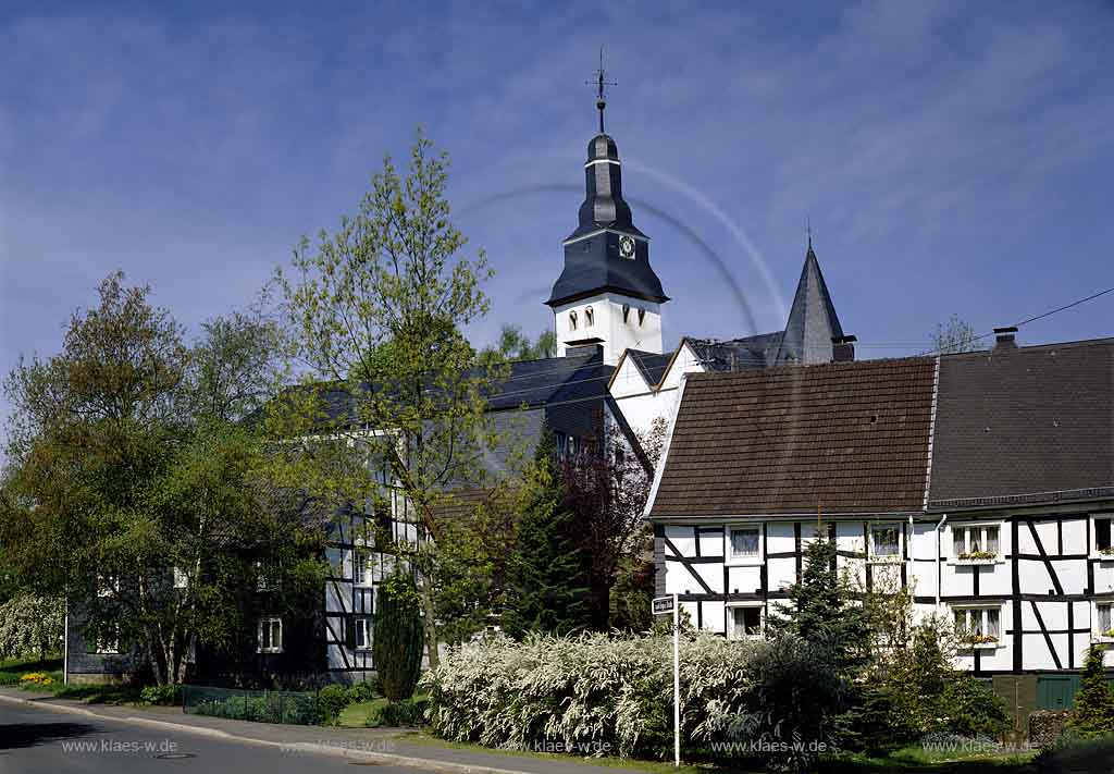 Nmbrecht, Nuembrecht, Oberbergischer Kreis, Bergisches Land, Regierungsbezirk Kln, Blick auf Pfarrkirche und Fachwerkhaeuser, Fachwerkhuser   