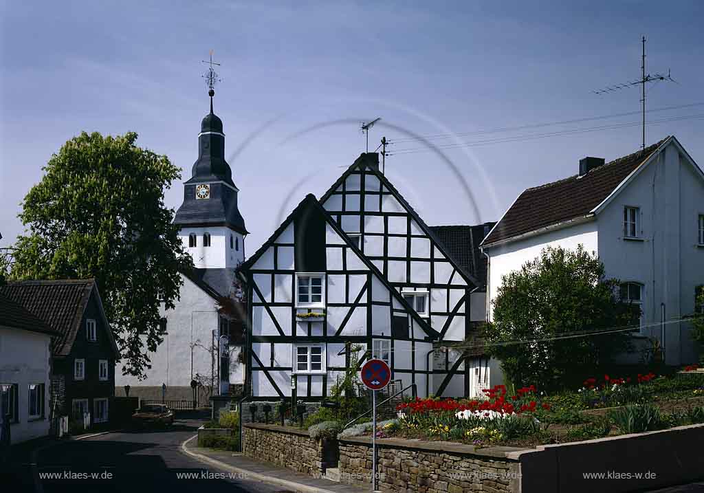 Nmbrecht, Nuembrecht, Oberbergischer Kreis, Bergisches Land, Regierungsbezirk Kln, Blick auf Pfarrkirche und Fachwerkhaeuser, Fachwerkhuser   