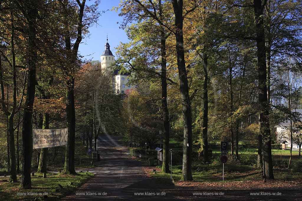 Nuembrecht, Nmbrecht, Oberbergischer Kreis, Bergisches Land, Regierungsbezirk Kln, Blick auf Schloss Homburg durch Herbstbume, Herbstbaeume