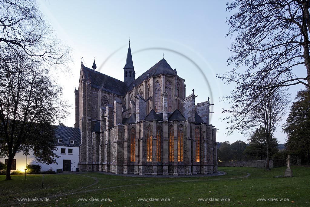 Odenthal Altenberg, Altenberger Dom zur blauen Stunde, Blick seitlioch mit Chor, von innen beleuchtet, Abenddaemmerung im Herbst; Odenthal Altenberg, cloister church during blue hour