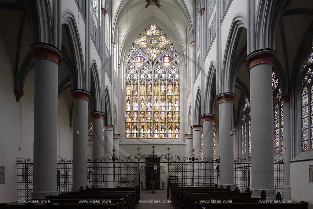 Odenthal, Altenberg, Rheinisch-Bergischer Kreis, Blick in Altenberger Dom, Bergischer Dom mit Sicht auf neues Westfenster