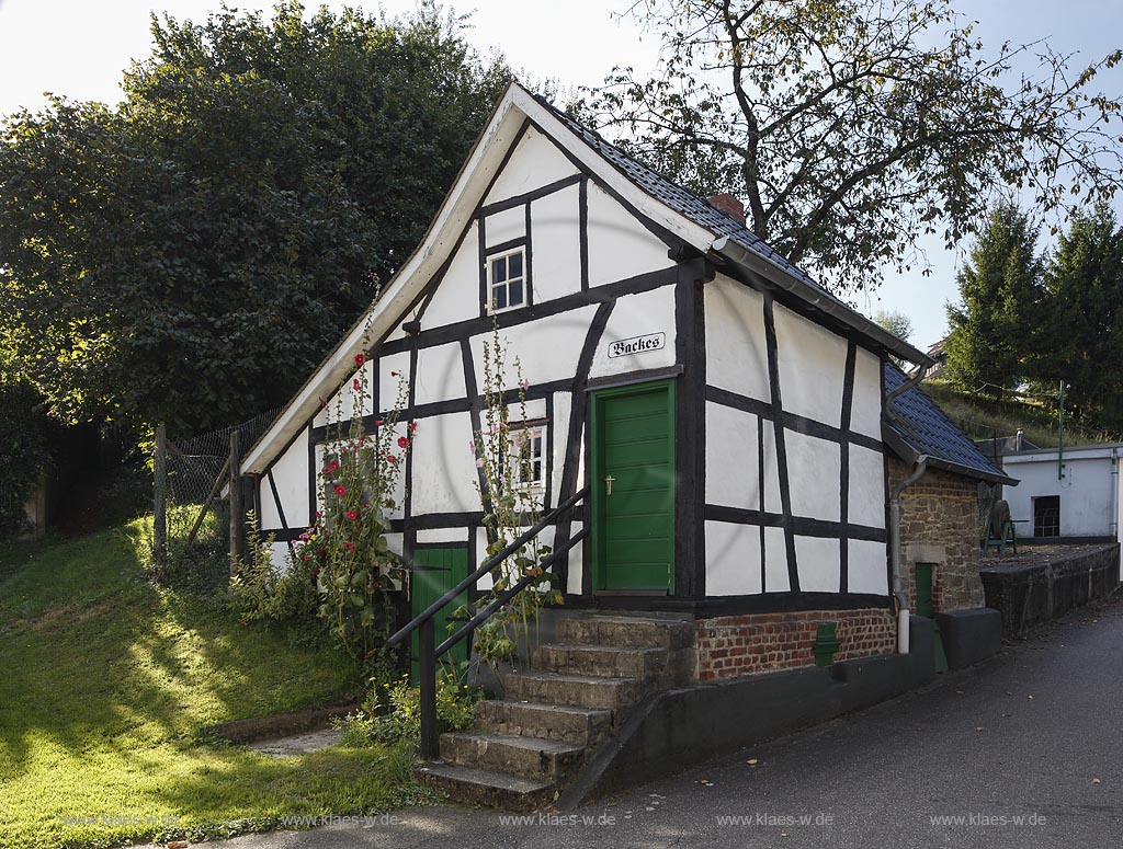 Odenthal-Osenau, "Alter Backes", dieser alte Ofen steht in Winkelhausens jahrhundertealter Fachwerkscheune im historischen Kern Osenaus; Odenthal-Osenau, oven "Alter Backes".