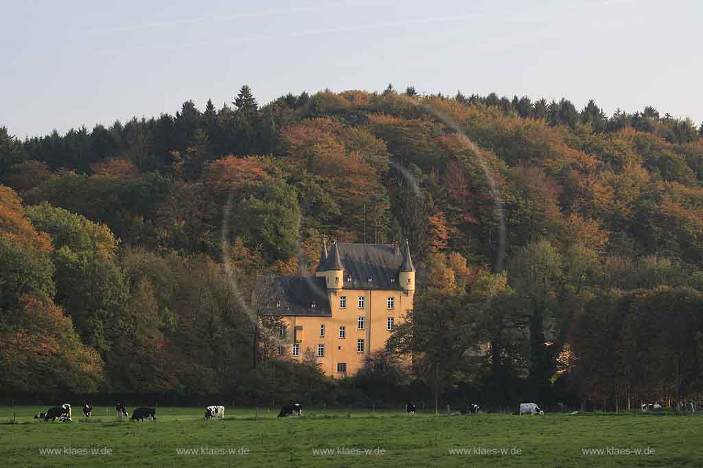 Marialinden, Overath, Rheinisch-Bergischer Kreis, Blick auf  Wallfahrtskirche St. Mari Heimsuchung und Fachwerkhaus im Herbst