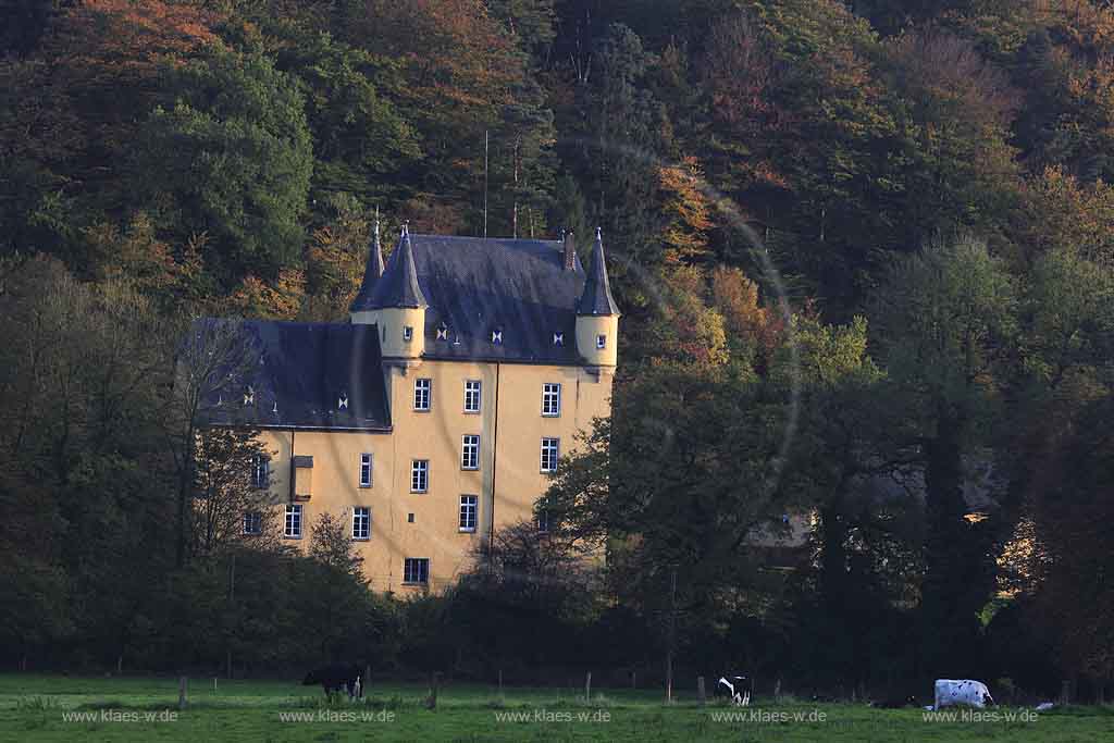 Marialinden, Overath, Rheinisch-Bergischer Kreis, Blick auf  Wallfahrtskirche St. Mari Heimsuchung und Fachwerkhaus im Herbst
