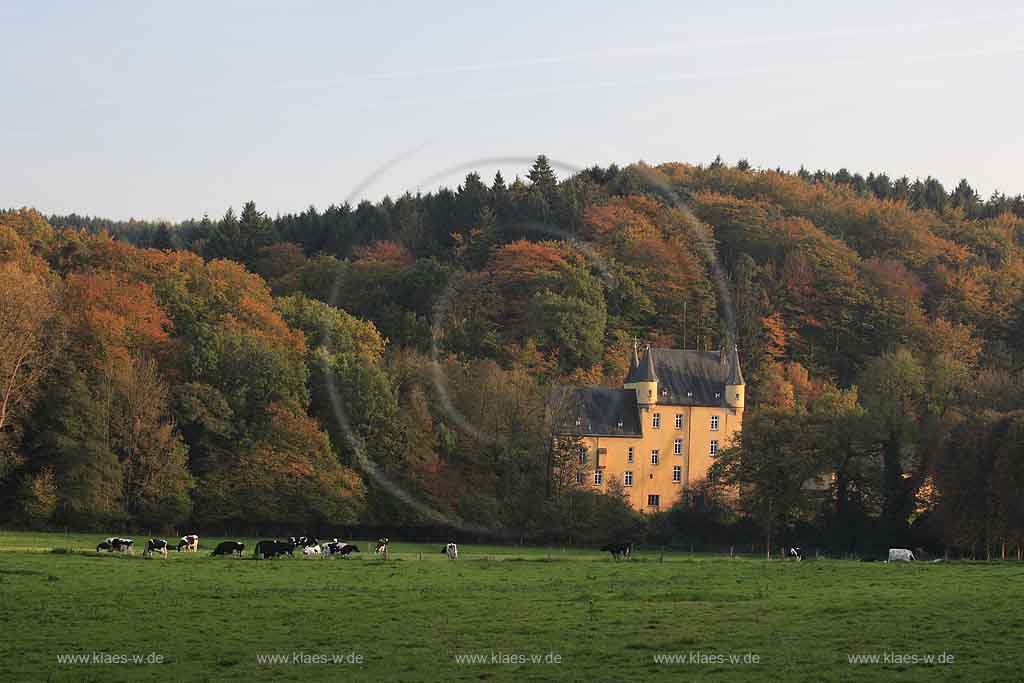 Marialinden, Overath, Rheinisch-Bergischer Kreis, Blick auf  Wallfahrtskirche St. Mari Heimsuchung und Fachwerkhaus im Herbst