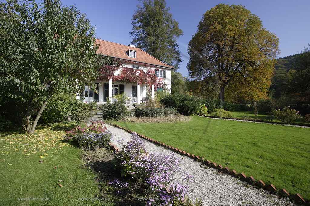 Marialinden, Overath, Rheinisch-Bergischer Kreis, Blick auf  Wallfahrtskirche St. Mari Heimsuchung und Fachwerkhaus im Herbst