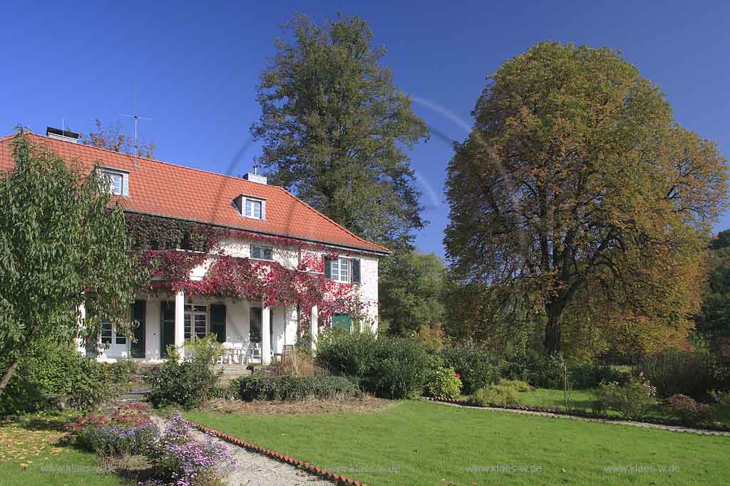 Marialinden, Overath, Rheinisch-Bergischer Kreis, Blick auf  Wallfahrtskirche St. Mari Heimsuchung und Fachwerkhaus im Herbst