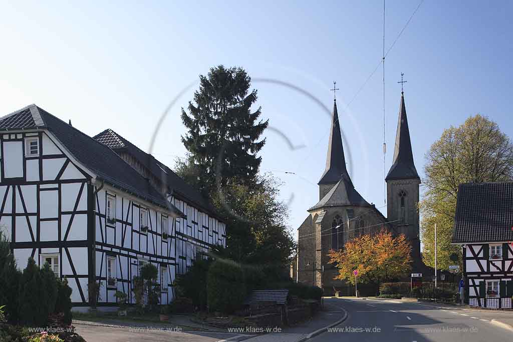 Marialinden, Overath, Rheinisch-Bergischer Kreis, Blick auf  Wallfahrtskirche St. Mari Heimsuchung und Fachwerkhaus im Herbst